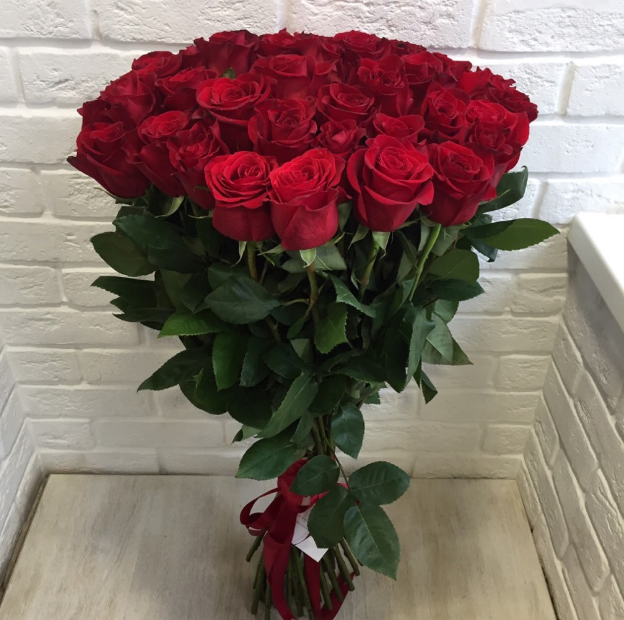 Букет Красные розы Гран При в Стрелке Краснодарского края