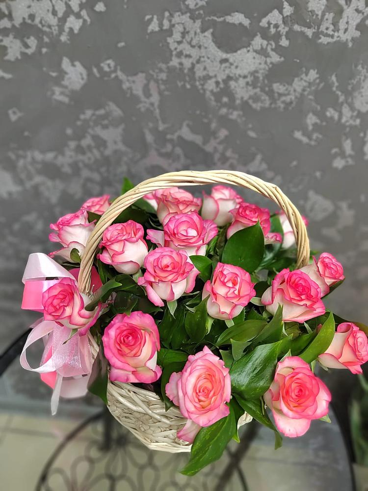 Цветочная композиция из Розы в корзине в Стрелке Краснодарского края