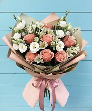 Букет цветов из:  Розы, Альстромерии и Лизиантусы в Стрелке Краснодарского края