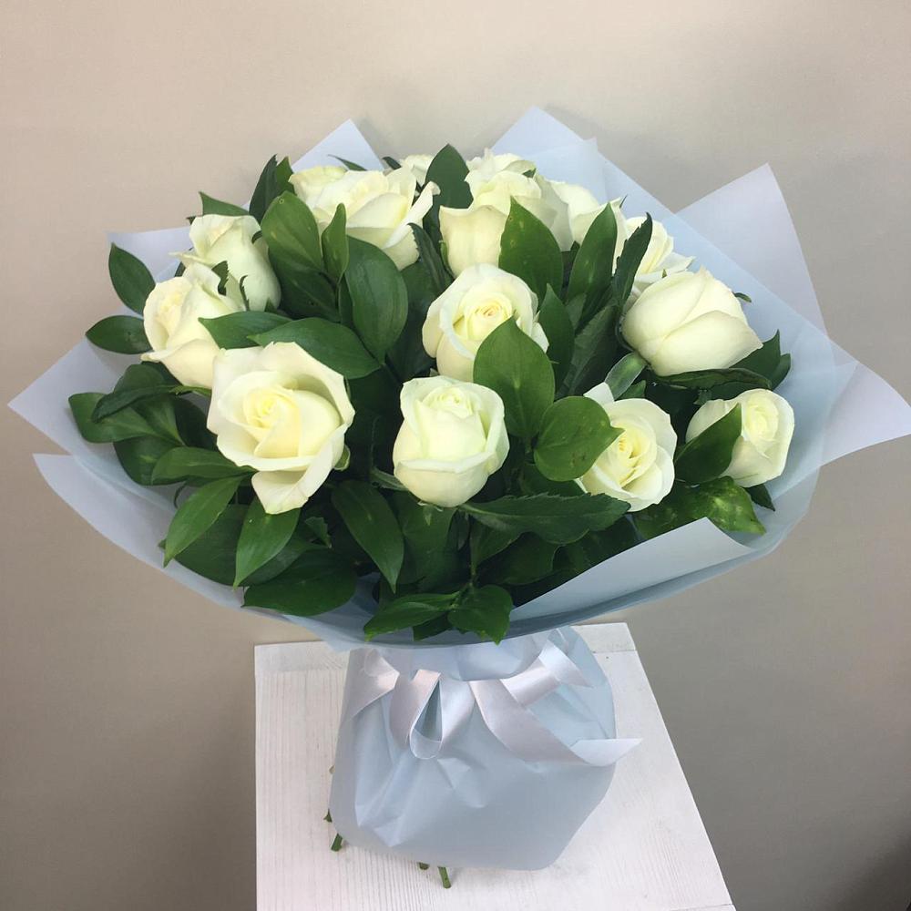 Букет 15 Белых роз Проуд в Стрелке Краснодарского края