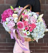 Цветочная композиция из Розы, Хризантемы, Пионы и Лизиантусы в корзине в Стрелке Краснодарского края