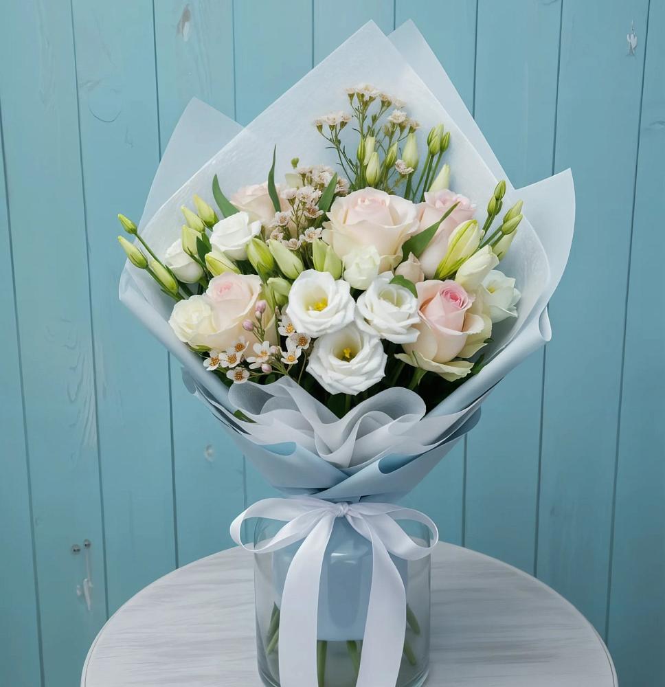 Букет цветов из: Розы и Лизиантусы в Стрелке Краснодарского края