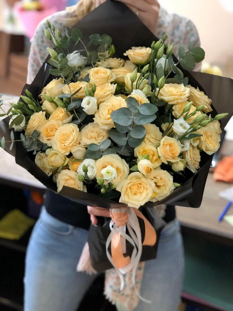 Букет цветов из: Розы и Лизиантусы в Стрелке Краснодарского края