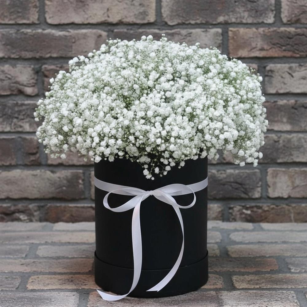 Цветочная композиция из Гипсофила в шляпной коробке в Стрелке Краснодарского края