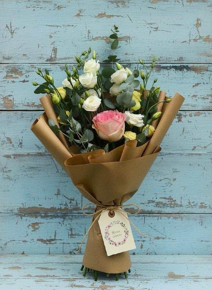 Букет цветов из: Розы и Лизиантусы в Стрелке Краснодарского края