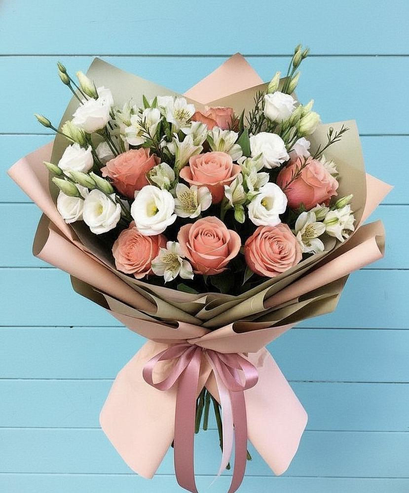 Букет цветов из: Розы, Альстромерии и Лизиантусы в Стрелке Краснодарского края