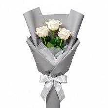 Букет 3 белые розы в Стрелке Краснодарского края
