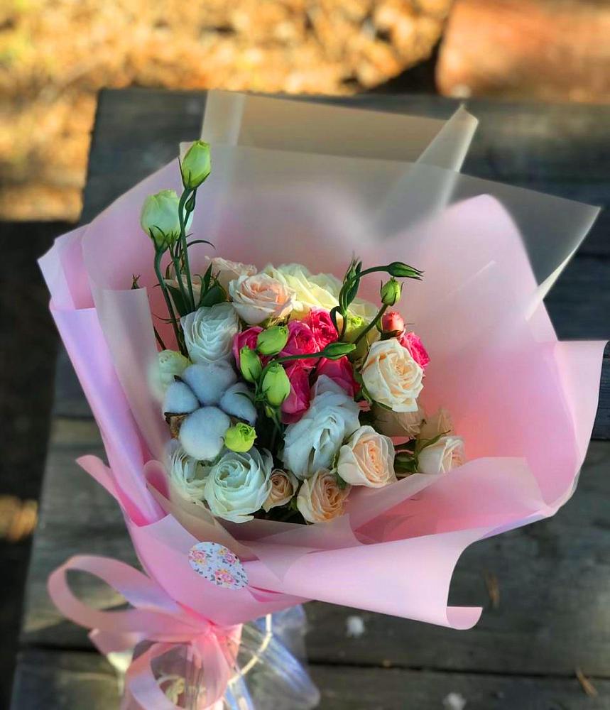 Букет цветов из: Розы и Лизиантусы в Стрелке Краснодарского края