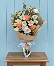 Букет цветов из:  Альстромерии, Лизиантусы, Розы и Хризантемы в Стрелке Краснодарского края