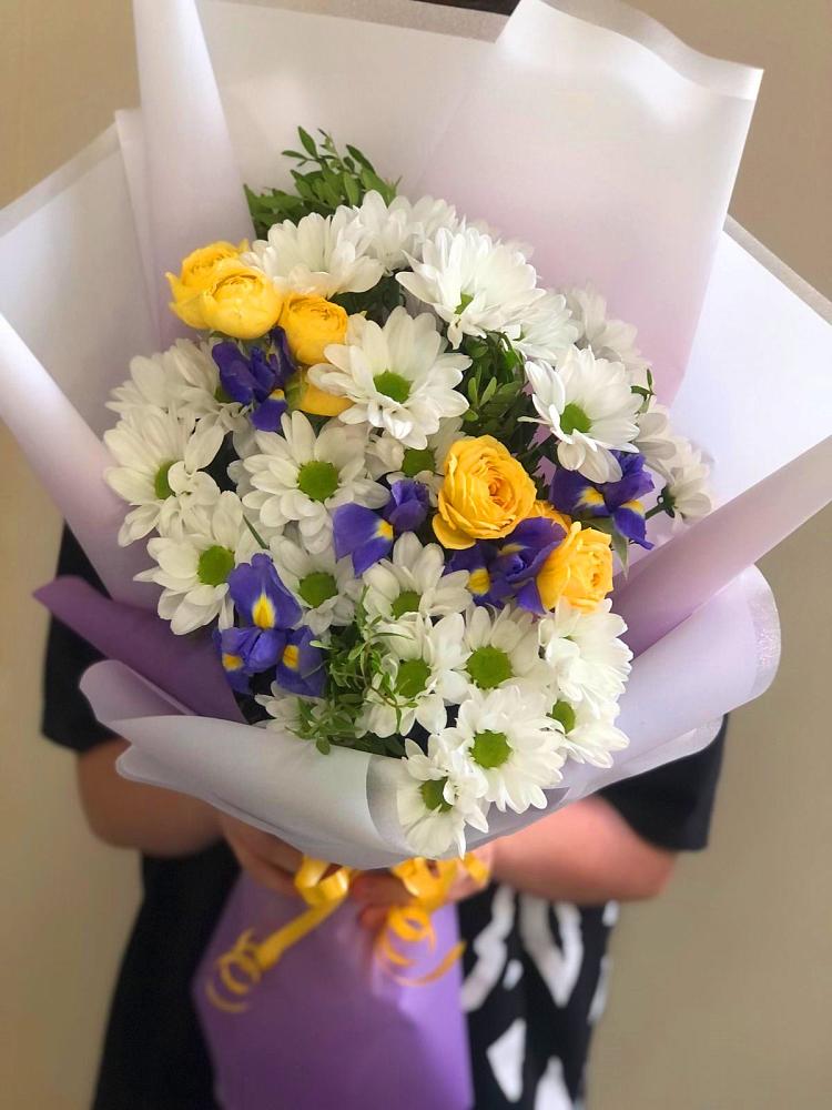 Букет цветов из: Ирисы, Хризантемы и Розы в Стрелке Краснодарского края