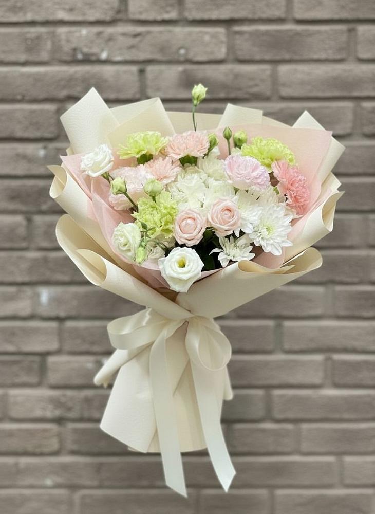 Букет цветов из: Гвоздики, Розы, Лизиантусы и Хризантемы в Стрелке Краснодарского края