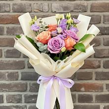 Букет цветов из:  Лизиантусы и Розы в Стрелке Краснодарского края