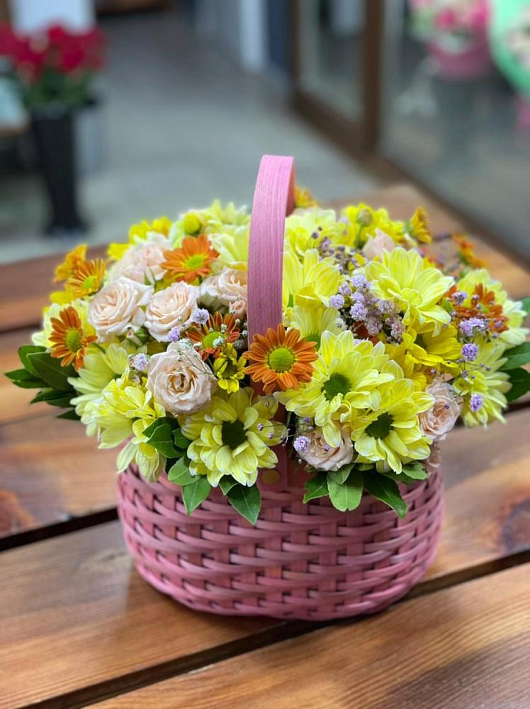 Цветочная композиция из Хризантемы и Розы в корзине в Стрелке Краснодарского края