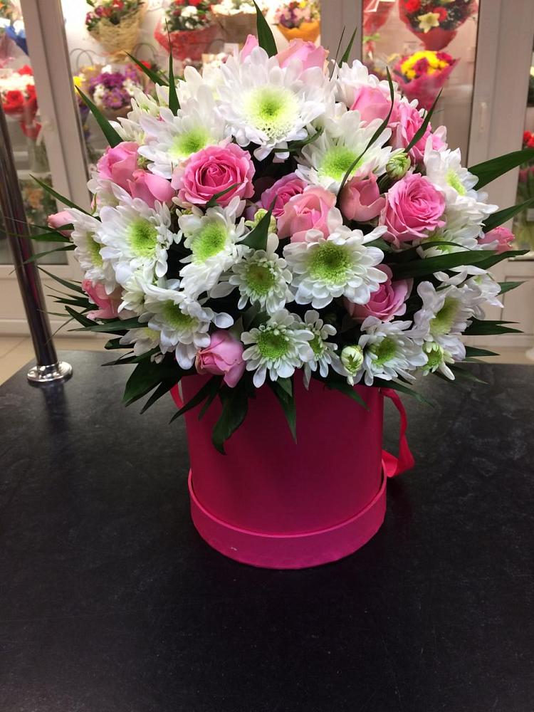 Цветочная композиция из Розы и Хризантемы в шляпной коробке в Стрелке Краснодарского края