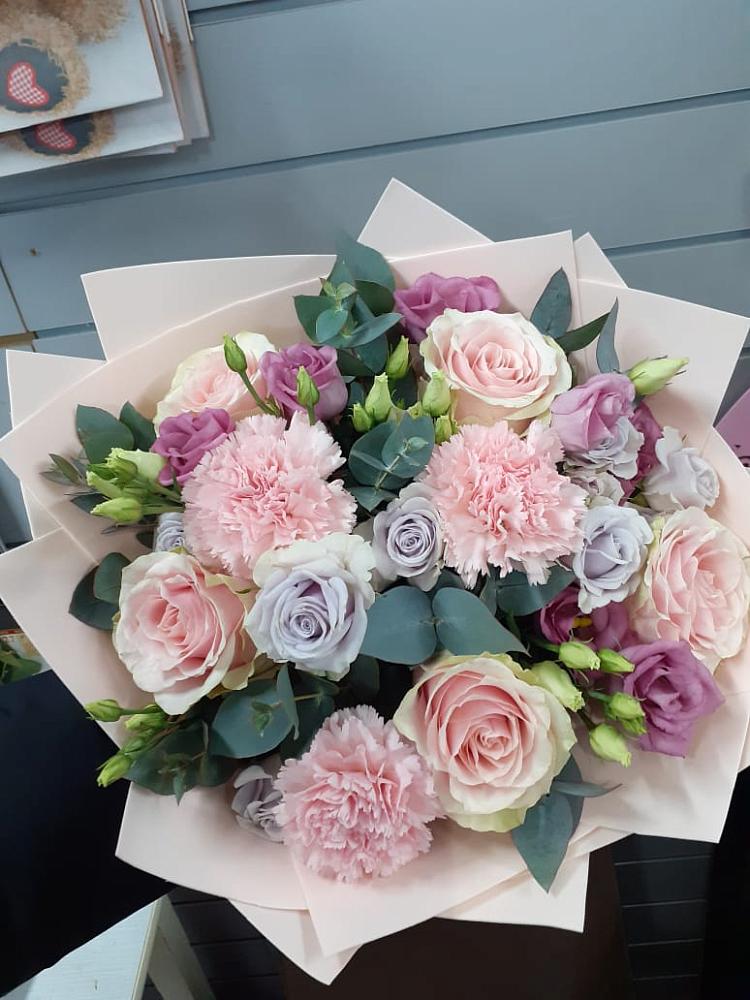 Букет цветов из: Розы, Гвоздики и Лизиантусы в Стрелке Краснодарского края