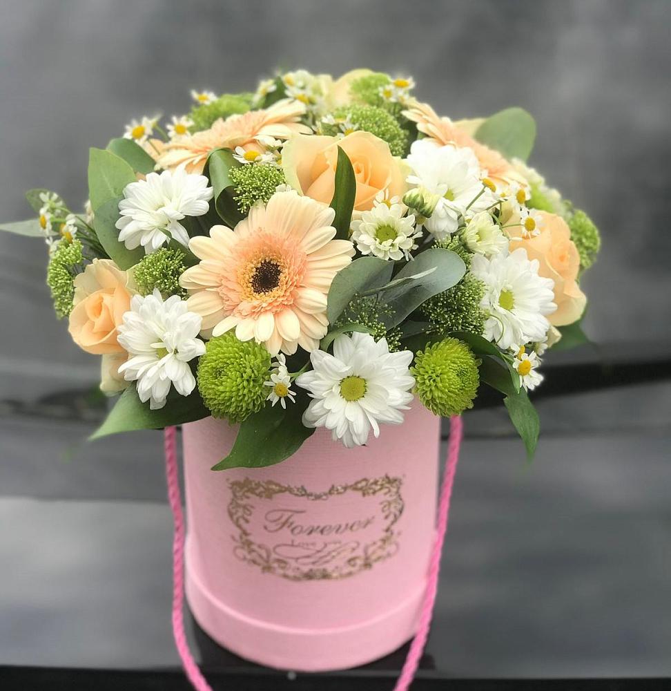 Цветочная композиция из Розы, Герберы и Хризантемы в шляпной коробке в Стрелке Краснодарского края