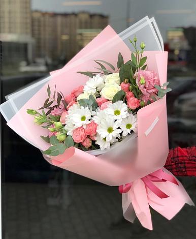 Букет цветов из: Розы, Лизиантусы и Хризантемы в Стрелке Краснодарского края