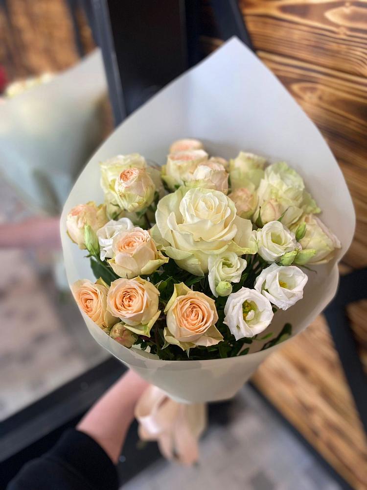 Букет цветов из: Розы и Лизиантусы в Стрелке Краснодарского края